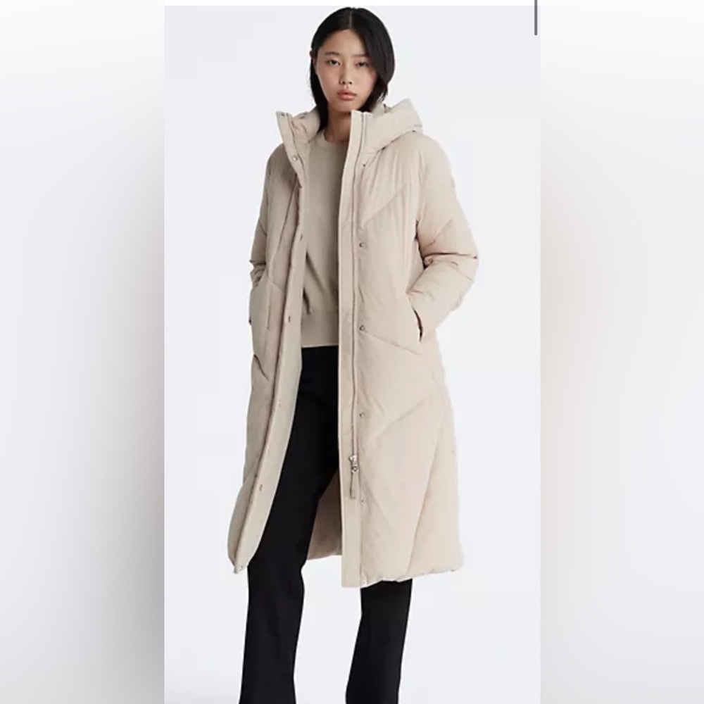 ASO Meghan Markle. Calvin Klein quilted maxi puffer jacket.